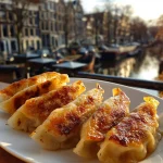 De Absolute Borrelhit: Knapperige Gyoza's met een Vulling van Varkensvlees en Prei.