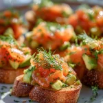Feestelijk Begin: Zalmtartaar met Dille en Avocado op een Crostini.