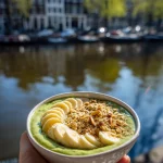Snel en Voedzaam: Groene Smoothie Bowl met Spinazie, Banaan en Granola.