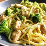 Creamy chicken broccoli pasta met knoflooksaus