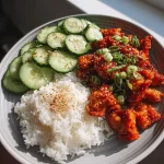 Zoete chilikip met rijst en komkommer salade