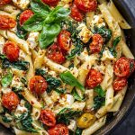 Baked feta pasta met spinazie en cherrytomaatjes