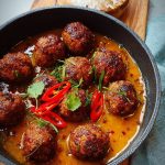 Indische balletjes in mild-pittige ketjapsaus