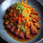 Indische speklapjes in ketjapsaus: Proef deze smaakexplosie!