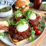 Italiaanse hamburger met mozzarella, pesto en spek