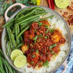 Kippendijen met ui en crispy chili olie
