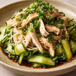 Koude noedelsalade met kip, komkommer en sesamdressing
