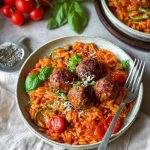 Orzo in tomatensaus met gehaktballetjes