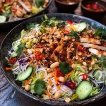 Thaise noedelsalade met pittige kip