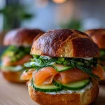 Broodje gerookte zalm met komkommer en dille