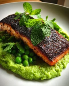 Gegrilde zalm met doperwtenpuree en munt