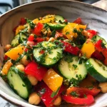 Kikkererwtensalade met paprika, komkommer en peterselie