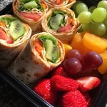 Lunch box met wraps en fruit