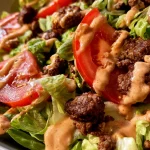 Cheeseburger Bowl met Sla, Tomaat en Burgersaus