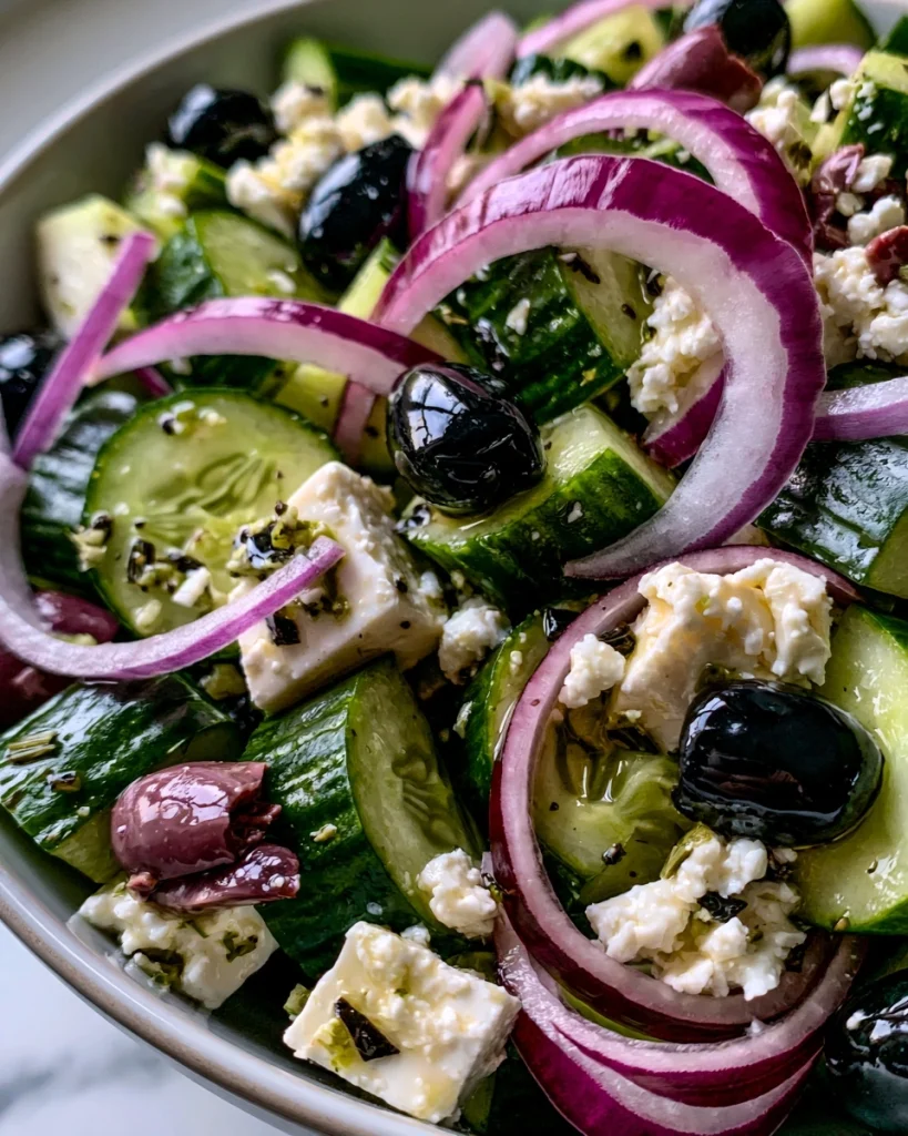 Griekse Komkommersalade met Feta, Olijven en Rode Ui