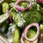 Komkommersalade met Zure Room, Dille en Rode Ui